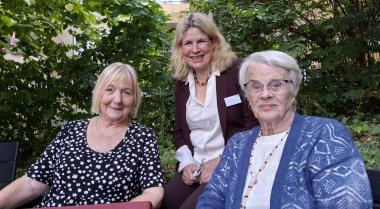 Chefärztin und GPZ-Leitung Elke Koling (Mitte) nutzte das Gartenfest auch zum Plausch mit den Patientinnen und Patienten. Christa Bossmann (l.) und Hannelore Ecker (r.) sind Patientinnen der ersten Stunde und freuten sich über die Feier.<br>Foto: LWL / Philipp Stenger