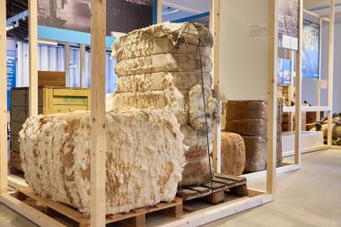 Blick in die Ausstellung im Hafengebäude des Schiffshebewerks.<br>Foto: LWL / Julia Gehrmann