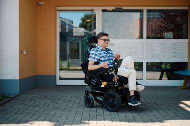 Till Martenka vor seiner eigenen Wohnung.<br>Foto: Foto: LWL/Urban