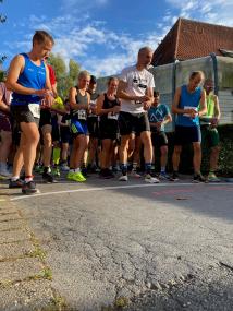 Kurz vorm Startschuss: Die Teilnehmerinnen und Teilnehmer des Forensik-Runs im LWL-Zentrum für Forensische Psychiatrie Lippstadt stehen in Startposition an der Startlinie.<br>Foto: LWL/Schulte-Fischedick