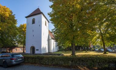 Blick von Südwest auf die Kirche und den umgebenden Kirchplatz.<br>Foto: LWL/Neidig-Hensgens