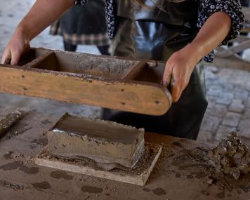 Besucher:innen haben selbst die Gelegenheit, die Ziegelherstellung per Hand auszuprobieren. <br>Foto: LWL / Philipp Harms