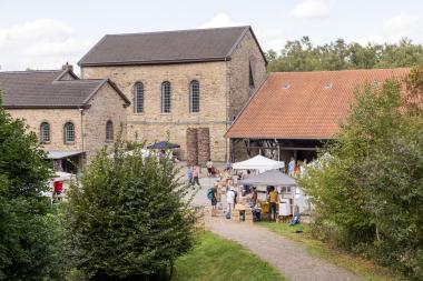 Der Ökomarkt lockt mit seinem regionalen Angebot lockt in das LWL-Museum Zeche Nachtigall.<br>Foto: LWL/Gehrmann
