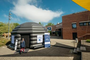 Das Pop-up-Planetarium des LWL-Museums für Naturkunde ist zu Gast in Bünde.<br>Foto: LWL/Steinweg