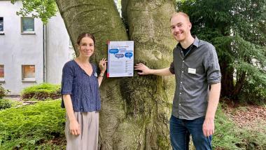 Dr. Thomas Jedamzik, Oberarzt des Behandlungsbereichs Abhängigkeitserkrankungen, und Psychologin Josefine Steinhauer, laden zu einem ersten Gespräch in die Psychiatrische Institutsambulanz des LWL-Universitätsklinikums Bochum ein.<br>Bild: LWL/Rosa Sommer