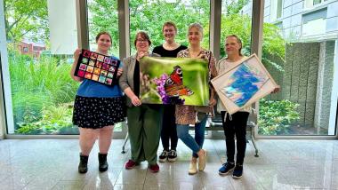 Laden ein zur Ausstellungseröffnung am 20. September: die beiden Kunstschaffenden Clara Wilms (links) und Kerstin Schöpe-Steinhoff (rechts) sowie in der Mitte das Orga-Team des Ambulant Betreuten Wohnen mit den Sozialarbeiterinnen Melanie Pustolla (stellvertretende Leitung), Lotte Weise (Leitung) und Barbara Kather.<br>Bild: LWL/Rosa Sommer