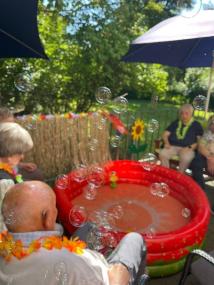 Spaß und Unterhaltung an heißen Tagen am Minipool<br>Foto: LWL/Pia Potthoff