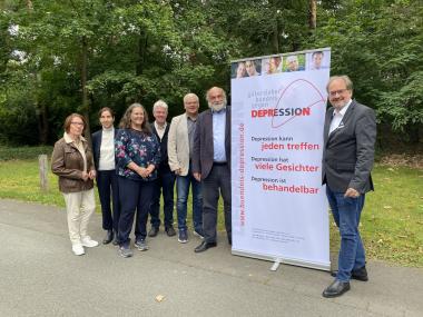 (v.l.) Das Organisationsteam der Wochen der seelischen Gesundheit Anette Harnischfeger, Gisela Steinbeck, Jenny von Borstel, Hans-Werner Küster, Hubert Kaiser, Prof. Dr. Klaus-Thomas Kronmüller, Ärztlicher Direktor des LWL-Klinikums Gütersloh und Bürgermeister der Stadt Gütersloh Matthias Trepper.<br>Bild: LWL