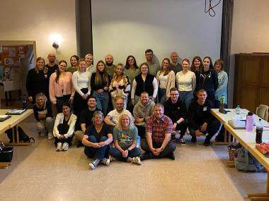 Der neue Fachweiterbildungskurs "Psychische Gesundheit": (vorne v.l.) Kirsten Zimmer, stellv. Leiterin des Weiterbildungsinstituts der LWL-Klinik Hemer; Anne Westerweg, Fortbildungsbeauftragte und Leiterin des Weiterbildungsinstituts, Kai Schröder, Pflegedirektor der LWL-Klinik Hemer.<br>Bild: LWL / Michaela Rensing