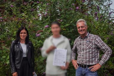 TZ- Sozialarbeiterin Olga Weis (l.) und Metallbauer Antonius Wüllner (r.) gratulieren Hassan N.* zum bestandenen Schein.<br>Foto: LWL/Therapiezentrum