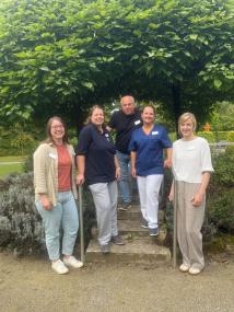 Miriam Huning, Sandra Postmeier, Dr. Michael Mandrysch, Tina Giesker und Louisa König (v.l.) aus der LWL-Klinik Lengerich beantworten am Samstag (27.9.) auf dem Wochenmarkt in Lengerich Fragen rund um Demenz.<br>Foto: LWL