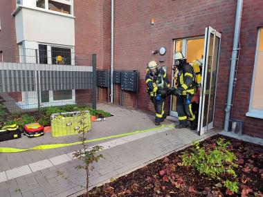 Feuerwehrleute probten die Evakuierung der 24 Bewohnerinnen und Bewohner sowie der Beschäftigten im Wohnquartier des LWL-Wohnverbuns Kreis Steinfurt am Fasanenweg in Lienen.<br>Foto: LWL / Feuerwehr Lienen