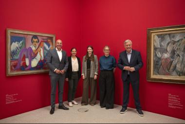 v.l.n.r.: Der LWL-Landesdirektor Dr. Georg Lunemann, die wissenschaftliche Volontärin Patricia Nünning, die Ausstellungskuratorin Anna Luisa Walter, die Direktorin des Kirchner Museums Davos Katharina Beisiegel und der Direktor des LWL-Museums für Kunst und Kultur Dr. Hermann Arnhold freuen sich auf die Ausstellungseröffnung von "Kirchner. Picasso" (26.9. - 18.1.26).<br>Foto: LWL / Gregor Wintgens
