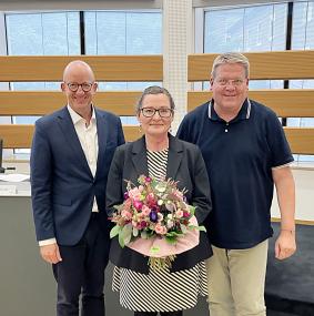 Freuen sich über die einstimmige Wahl des LWL-Maßregelvollzugsausschusses: (v.l.) LWL-Maßregelvollzugsdezernent Tilman Hollweg, die neue Ärztliche Direktorin des LWL-Therapiezentrums Münsterland, Dr. Monika Vilsmeier, und Ausschussvorsitzender Kai Abruszat.<br>Bild: LWL/Frank Tafertshofer