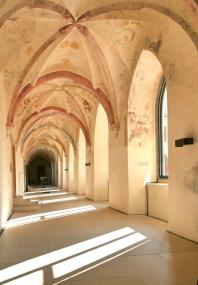 Bei der Führung durch die Klausur spüren Gehörlose und Hörende gemeinsam dem Leben in einem mittelalterlichen Kloster nach.<br>Foto: LWL / Katharina Kruck