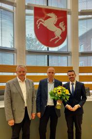 Freuen sich über die einstimmige Wahl des LWL-Krankenhausausschusses: (v.l.) Ausschussvorsitzender Wolfgang Diekmann, Dr. Ralf Hanswillemenke und LWL-Krankenhausdezernent Dr. Emanuel Wiggerich.&lt;br&gt;Foto: LWL/Fechtner 