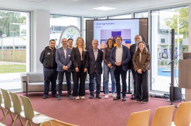 Die Organisator:innen und Referent:innen rund um Schule und Psychiatrie präsentieren sich vor der Veranstaltung.<br>(v.l.) Emanuel Ceylan, Marcus Göcke, Heike Berwinkel, Pia Hagedorn, Hans-Werner Küster, Dr. Dr. Meike Wördemann, PD Dr. Manuel Föcker, Prof. Dr. Klaus-Thomas Kronmüller, Lea Störmann.<br>Bild: LWL