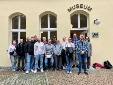 Die Besuchsgruppe der angehenden Heilerziehungspfleger:innen der INI vor dem Psychiatriemuseum Warstein.<br>Foto: LWL/Cordula Schräder