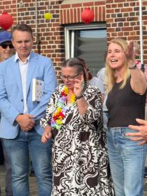 (v.l.) Manfred Kluthe, Bürgermeister der Gemeinde Laer, Bewohnerin Gisela Thorwesten und Heike Hille, Teamleitung des Quartiers Hof Lengers, begrüßten die Besucher:innen und Besucher beim Sommerfest.<br>Foto: LWL / Heike Hillers