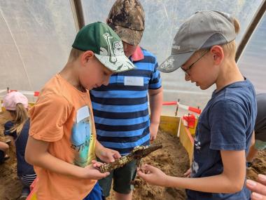 Bei der ersten Ferienaktion "Auf die Grabung, fertig, los" können die teilnehmenden Kinder im Alter von acht bis zwölf Jahren eine echte Grabung besuchen und sogar selbst zu Archäolog:innen werden. <br>Foto: LWL/M. Stobberg
