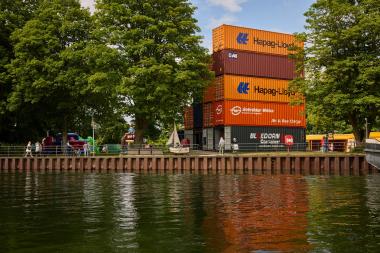 Das eigens errichtete Containergebäude "Global Steps" zählt zu den Höhepunkten der Sonderausstellung.<br>Foto: LWL / Julia Gehrmann