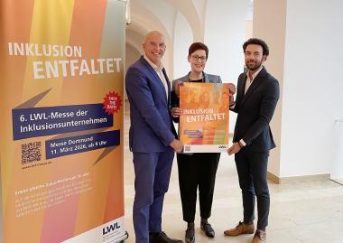 Die Plakate für die LWL-Messe der Inklusionsunternehmen präsentieren (v.l.) der Direktor des LWL, Dr. Georg Lunemann, LWL-Jugend- und Schuldezernentin Birgit Westers und LWL-Sozialdezernent Takis Mehmet Ali. <br>Foto: LWL 