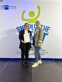 Bei der IHK-Ehrung in Arnsberg: Marion Pawliczek (rechts) gratuliert Julia Diederich zu ihrer Auszeichnung als eine der besten Auszubildenden 2025.<br>Foto: LWL