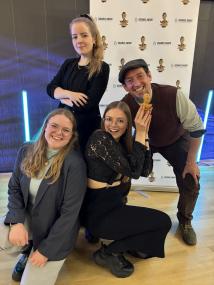 Vier der "@five.guides im LWL-MAK" bei der Preisverleihung des DigAMus-Awards.<br>Foto: LWL/M. Jakob