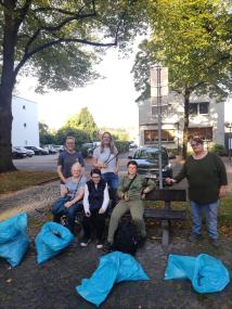 Teamleitung Sarah Lutterbüse gemeinsam mit  leistungsberechtigten Menschen des LWL-Teilhabezentrums Lippstadt beim "World Clean Up Day".<br>Foto: LWL