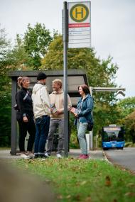 Bequem ankommen mit dem GreenTicket: Mit Bus und Bahn direkt zum LWL-Museum für Naturkunde oder Allwetterzoo in Münster - klimafreundlich, unkompliziert und günstig.&lt;br&gt;Foto: LWL/Steinweg 