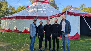 Eine Woche lang gastierte Circus Sperlich in der LWL-Uniklinik Hamm: (v.l.) Prof. Dr. Dr. Martin Holtmann, Ärztlicher Direktor der LWL-Uniklinik Hamm; Angelina Sperlich, Anthony Sperlich und Mathias Sperlich vom Circus Sperlich; sowie Thomas Linnemann, Pflegedirektor LWL-Uniklinik Hamm.<br>Foto: LWL / Klaudia Suilmann