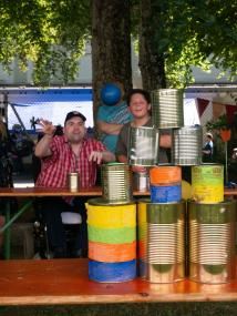 Mit voller Konzentration beim Dosenwerfen: Ein Leistungsberechtigter probiert eine der vielen Spielstationen auf dem Sommerfest aus.&lt;br&gt;Foto: LWL / Enrica Gore 