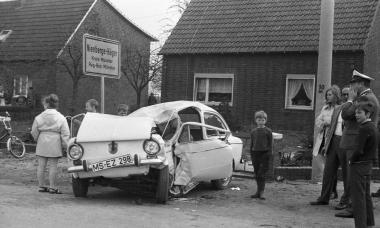 Hier hat jemand ein Auto so richtig &quot;in'n Tott&quot; gefahren.&lt;br&gt;Foto: LWL/Alltagskulturarchiv/Adolf Risse 