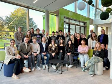 Die neuen Pflege-Azubis gemeinsam mit Vertreter:innen der LWL-Pflegeschule Kreis Soest sowie der praktischen Ausbildungsträger des LWL.<br>Foto: LWL / Enrica Gore