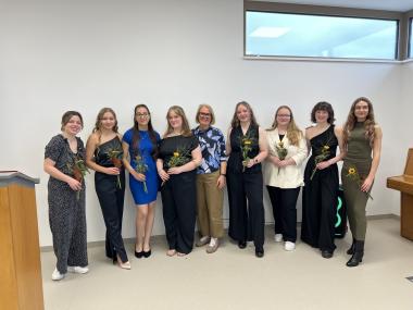 Die Absolventinnen gemeinsam mit Pflegedirektorin Monika Seewald bei ihrer Abschlussfeier.<br>Foto: LWL