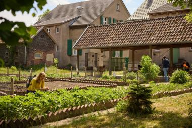 Die Arbeiterhäuser am Rübenkamp mit dem zugehörigen Garten sind Teil der Führung &quot;Wohnen auf der Seilscheibe&quot;.&lt;br&gt;Foto: LWL / Julia Gehrmann 