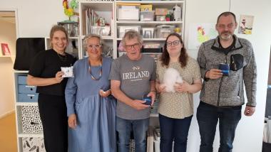 Mit Begeisterung bei der Sache (v.l.n.r.): Sabrina Herting, Stellv. Leitung Tagesstruktur; Carmen Obermeier, Kreativtherapeutin; und die Nutzerinnen und Nutzer Ulrich Timmer, Sabrina Fricke und Rainer Kutkowski.&lt;br&gt;Foto: LWL / Philipp Stenger 