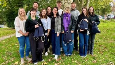 Die neuen Pflegeauszubildenden des LWL-Universitätsklinikums Bochum im Kreis der Profis (v.l.): Praxisanleiterin Vanessa Teichmann, Darleen Sophie Grau, stellvertretender Pflegedirektor Christian Rode, Praxisanleiterin Nina da Silva Viana, Advanced Practice Nurse (APN) Hannah Büscher, Pflegedirektorin Andrea Marie Kleditzsch, Jakob Jordan, Annika Barra, Florian Barz, Mia Teßmer und Anna Sophie Luhmann.&lt;br&gt;Bild: LWL/Rosa Sommer 