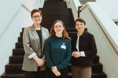 Feierten das 30-jährige Bestehen des Freiwilligen ökologischen Jahres (v.l.) mit einer Fachveranstaltung im LWL-Museum für Kunst und Kultur in Münster: LWL-Jugendezernentin Birgit Westers, Linnea Ruez als Sprecherin der FÖJ-Teilnehmenden, und Josefine Paul, NRW-Ministerin für Kinder, Jugend, Familie, Gleichstellung, Flucht und Integration.&lt;br&gt;Foto: LWL / Jannik Nobbe 