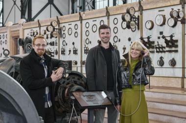 Hannes Cammans, Nikolai Ingenerf und LWL-Kulturdezernentin Dr. Barbara Rüschoff Parzinger (v.l.) an einer der neuen Medienstationen in der Maschinenhalle der Zeche Zollern.&lt;br&gt;Foto: LWL / Philipp Harms 