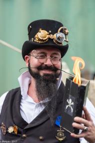 Professor Abraxo ist am 19. Oktober zu Gast in der Ziegelei Lage. Foto: Unterhaltungskunst aus einer längst vergessen geglaubten Zeit. Eine Mischung aus Comedy und Zauberei.&lt;br&gt;Foto: Dirk Härtel 