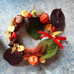 Aus Blättern, Kastanien, getrockneten Blüten oder Federn basteln Kinder farbenfrohe Herbstkränze.&lt;br&gt;Foto: LWL/ Silke Schäfer 