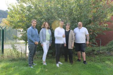 Freuen sich alle mit Amir L. über den nachgeholten Hauptschulabschluss: (v.l.) Sascha Buxort-Grundei, Sabine Willeke, Amir L., Karin Pohle und Michael Lipsmeyer.&lt;br&gt;Bild: LWL 