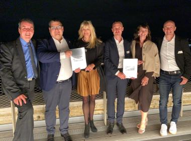 Bei der Preisverleihung im Berliner Flughafen Tempelhof dabei: (v.l.) LWL-BLB-Geschäftsführer Matthias Gundler, LWL-Baudezernent Urs Frigger, LWL-Kulturdezernentin Dr. Barbara Rüschoff-Parzinger, Architekt Klaus Dömer, Claudia Lüling, Projektleiterin, und Michael Tümmers, Architekt LWL-BLB.<br>Bild: LWL
