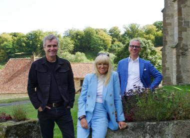 Gemeinsam für den Dalheimer Sommer: Dr. Barbara Rüschoff-Parzinger und Dr. Ingo Grabowsky (rechts) freuen sich über die Vertragsverlängerung mit Intendant Harald Schwaiger. <br>Foto: LWL/Alexandra Buterus
