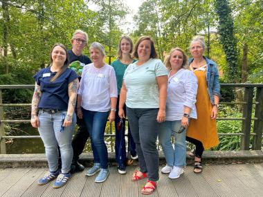Das Team der Angehörigenreihe lädt wieder ein (v.l.): Hannah Herde, Dirk Ahmann, Hildegard Kofoth, Linda Ueckeroth, Annika Bruggink, Diana Chafranov und Petra Akeme.&lt;br&gt;Bild: LWL / Bernd Keller 
