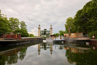 Drei Schiffe vor dem Oberhaupt des Schiffshebewerks Henrichenburg.&lt;br&gt;Foto: LWL / Julia Gehrmann 