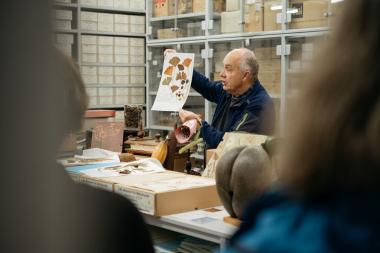 Bei einer Führung durch das Zentralmagazin in der Speicherstadt erhalten Besucher exklusive Einblicke in die Sammlungen des LWL-Museums für Naturkunde.&lt;br&gt;Foto: LWL / Steinweg 