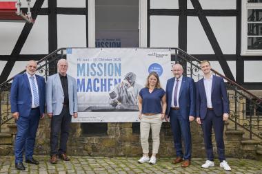 Jochen Renfordt (Präsident Handwerkskammer Südwestfalen), Klaus Baumann (Vorsitzender der Landschaftsversammlung), Tuula Kainulainen (Fotografin des LWL-Medienzentrums), Berthold Schröder (Präsident Handwerkskammer Dortmund) sowie Lennart Nickel (Kurator) eröffneten gemeinsam die neue Ausstellung.&lt;br&gt;Foto: LWL/Johanna Populoh 