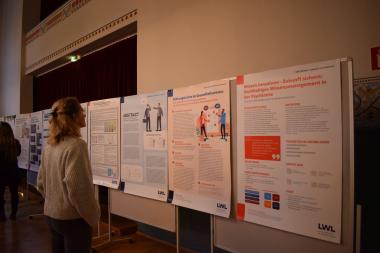 Blick auf die Poster-Ausstellung: Psychiatrische Pflege zeigt sich vielfältig und innovativ.<br>Foto: LWL/Franziska Holzfuß